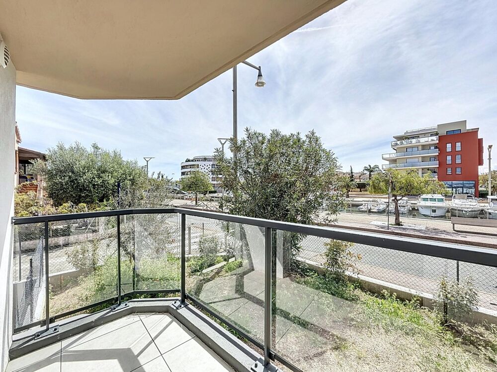   À vendre – Local commercial de 77 m² à Port Fréjus avec jardin, terrasses et plages à pied 