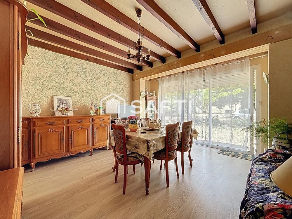 Idéalement située à 2 pas des commodités : maison entièrement de plain pied avec 2 chambres, jardin, grand garage et abris de j