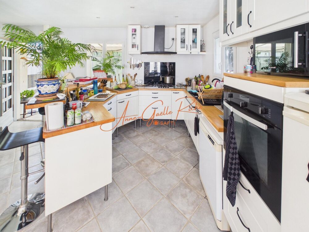 176 m² / 4 chambres + bureau / Terrain 1 189 m² / Photovoltaïque / Saintes à 5 min