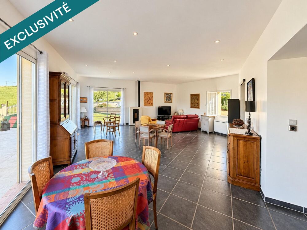 Vaste maison contemporaine avec vue dégagée