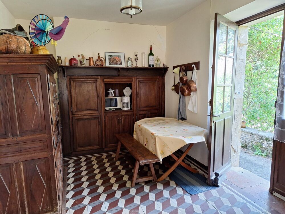 Élégante maison de village en pierre avec jardin, terrasse et dépendances  120 m²