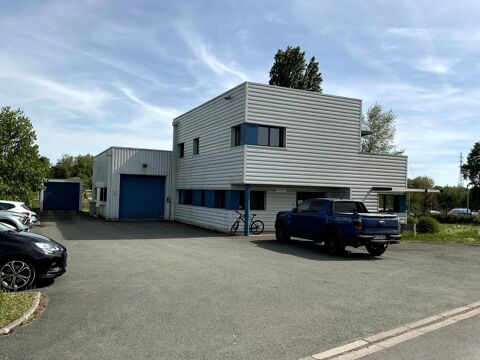 local commercial/artisannal, 300M&sup2; sur 1213 m&sup2; de terrain. 2609 70200 Lure