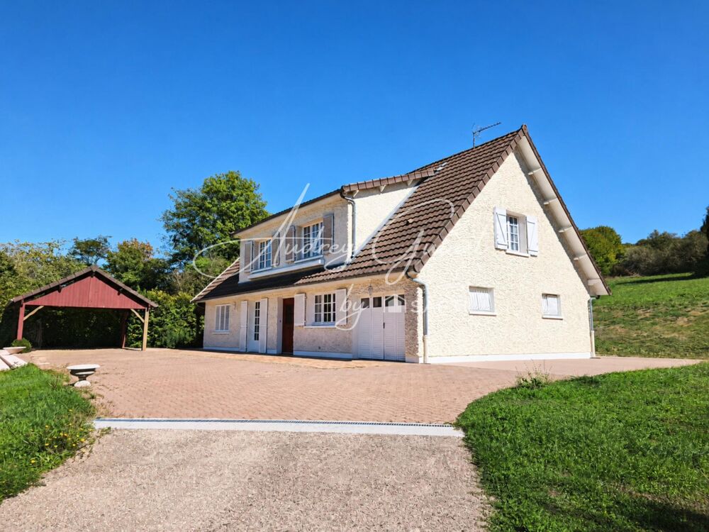 CHASSENEUIL  Maison traditionnelle familiale avec piscine, grand terrain et potentiel daménagement