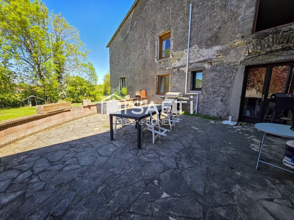 Maison de village aux volumes XXL, jardin agréable