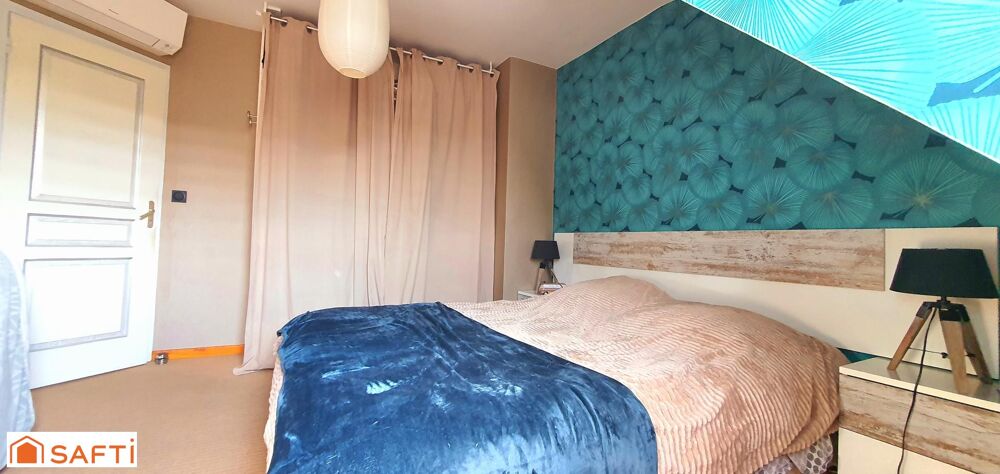 MAISON AVEC DOUBLE GARAGE , BEAU TERRAIN de 1200 m2 , COURS EN ENROBÉS .