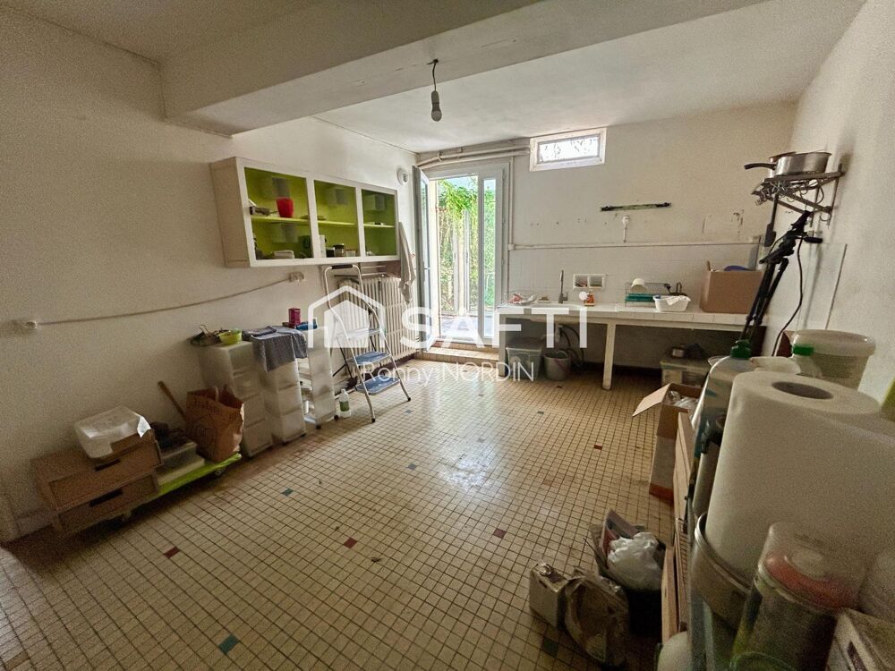 Maison en pierre à rénover, idéalement située au coeur de Castillon, avec jardin et beau potentiel daménagement.