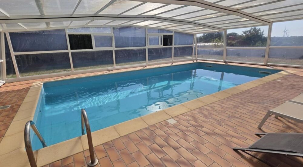 Coup de coeur assuré  Maison familiale de 234 m² avec piscine  Prestations rares  À 8 min de Bellac