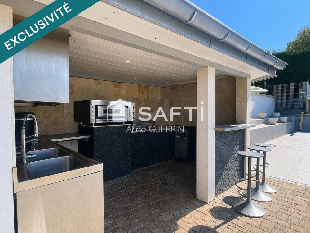Belle maison à l'architecture soignée de 190 m² avec piscine sur sous-sol complet et terrain de 1078 m².