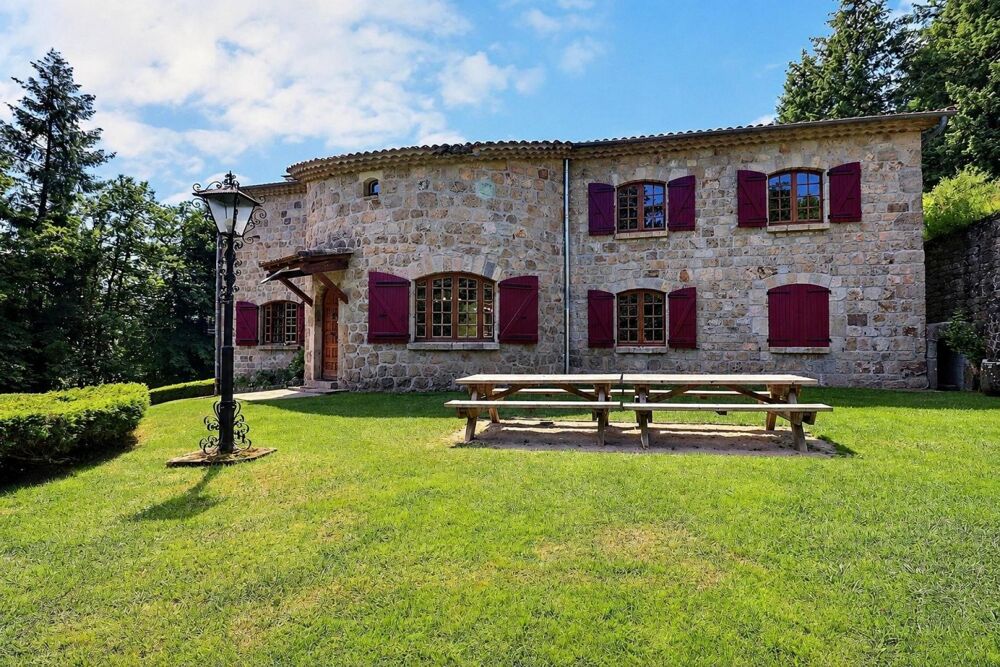 Propriété d'exception nichée dans plus de 5 hectares de nature préservée, où authenticité, sérénité et potentiel touristique se