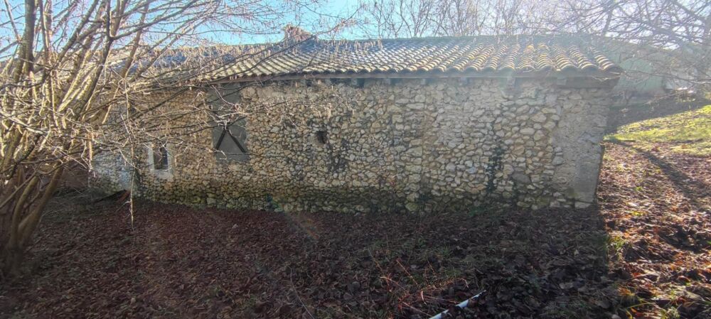 Fort potentiel de rénovation pour cet ensemble de bâtis en pierre (maison + grange)