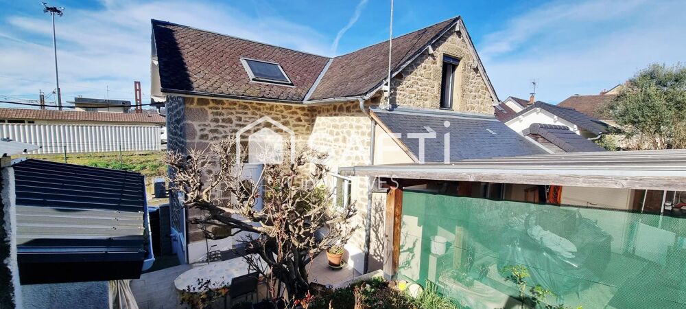 Maison en pierre avec jardin 2 terrasses et garage