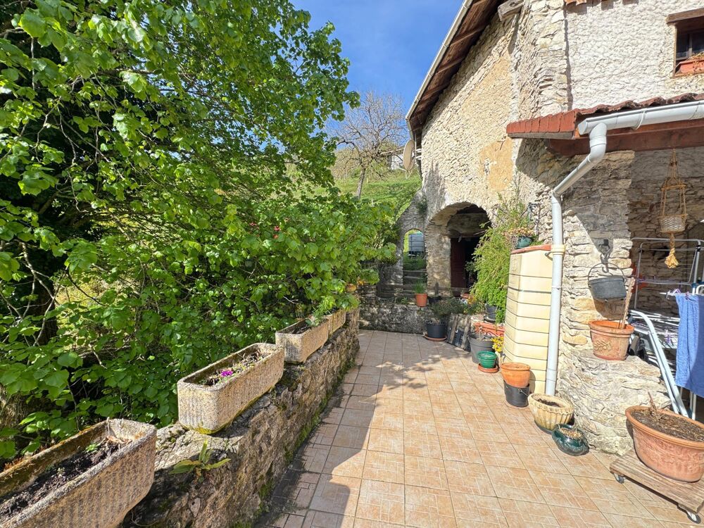 Maison de famille en pierre au coeur de la nature.