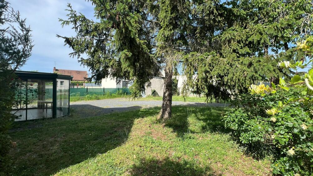 Gros potentiel et bon emplacement pour cette maison avec vie de plain-pied possible + étage à finir daménager + volumes en +