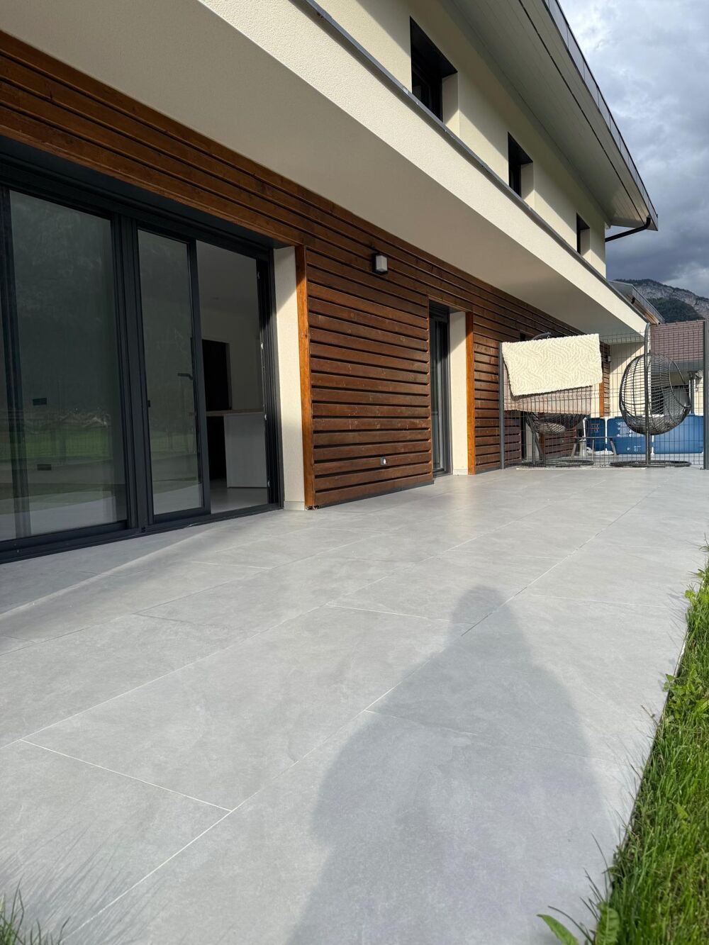 Maison mitoyenne contemporaine, pensée avec goût pour un confort de vie optimal