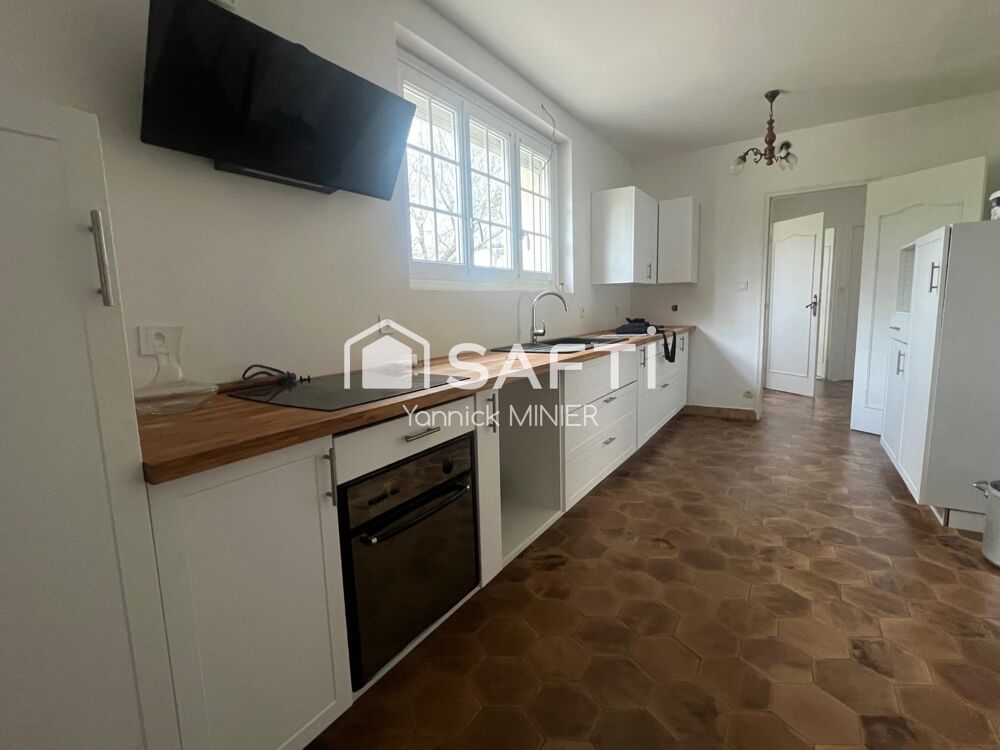 Grande maison de 184 m2, 4 chambres, salon/séjour avec cheminée, cuisine aménagée et équipée, nombreuses dépendances sur terrain