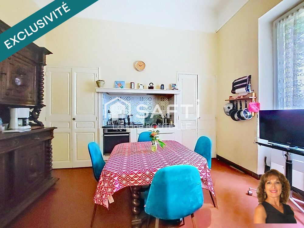 Maison de ville avec extérieur, stationnement et dépendance indépendante en plein centre ville!