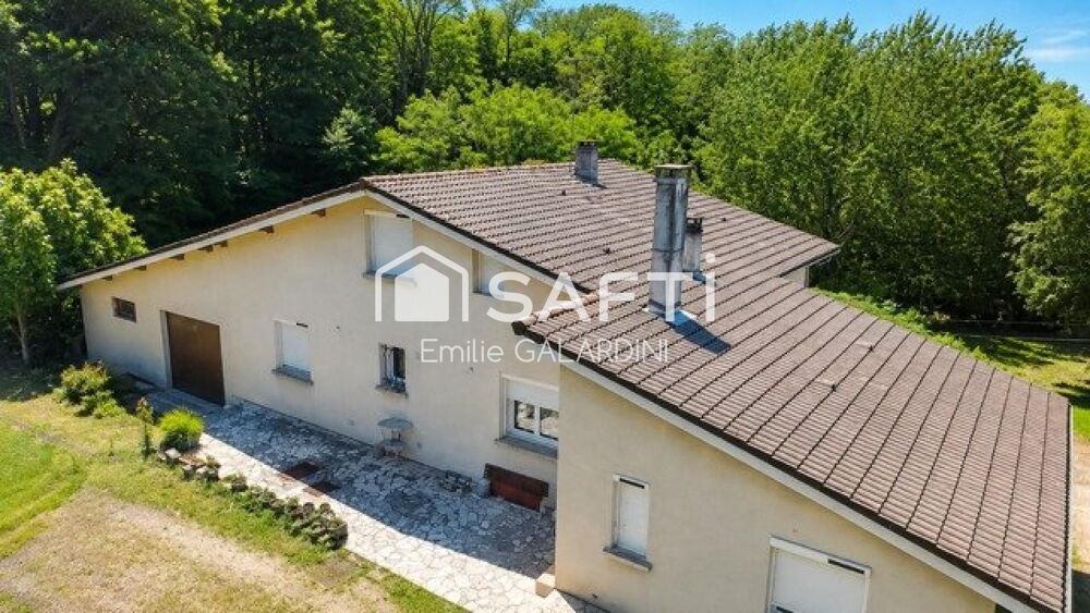 Construite en 1975, cette maison de 147 m² sur un terrain de 5200 m² propose un espace de vie généreux. Composée de 6 pièces don