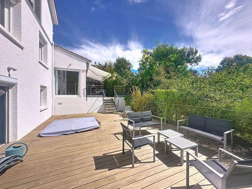 Superbe propriété de 271 m2 habitable ,salle de cinéma équipée , proche du centre de Cahors