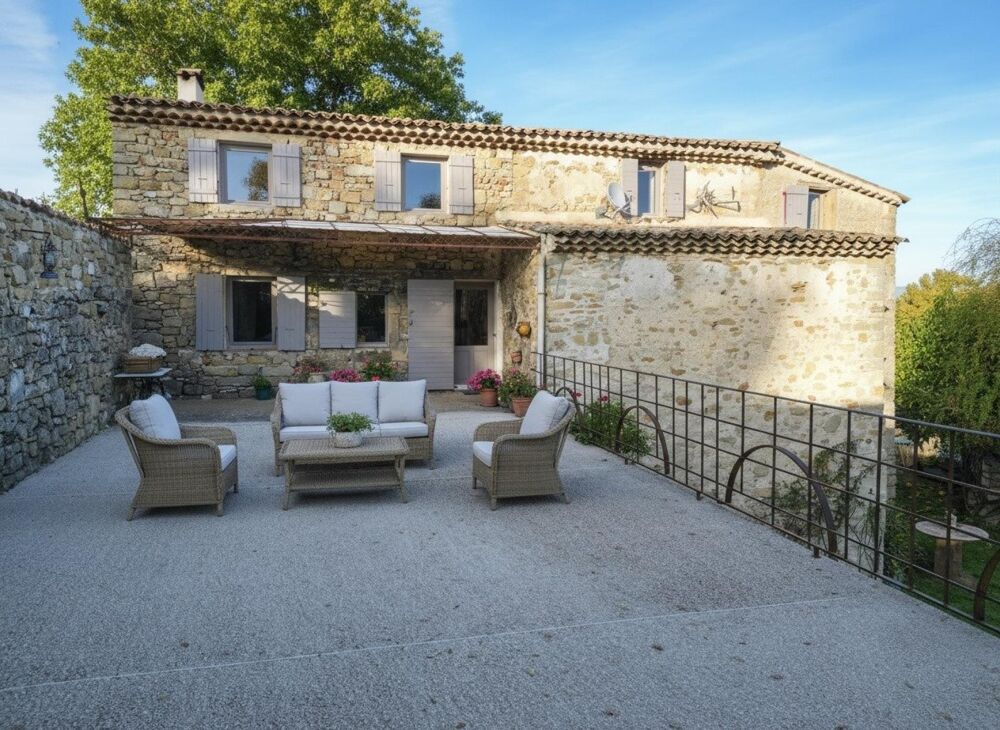 Domaine  Ancienne ferme en pierre rénovée avec soin et pensé pour le confort du quotidien. L'installation moderne est assuré p