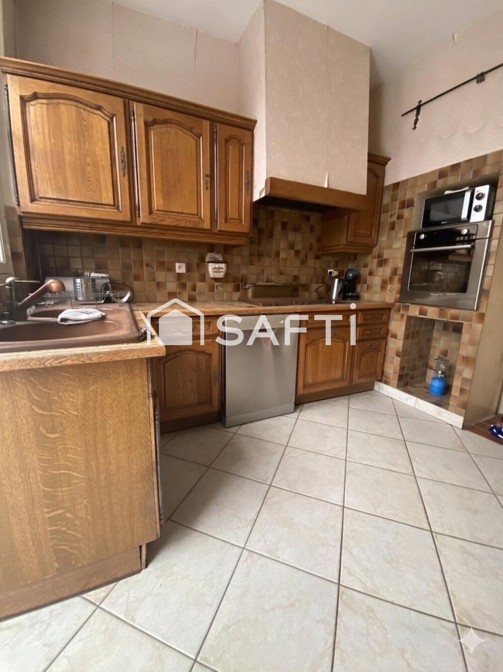 Beaux volumes pour cette maison de 179 m2 4 chambres, garage, atelier et fort potentiel !