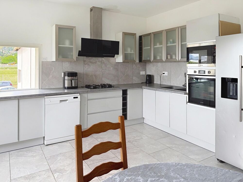 Entrepôt avec appartement T6 et appartement T3