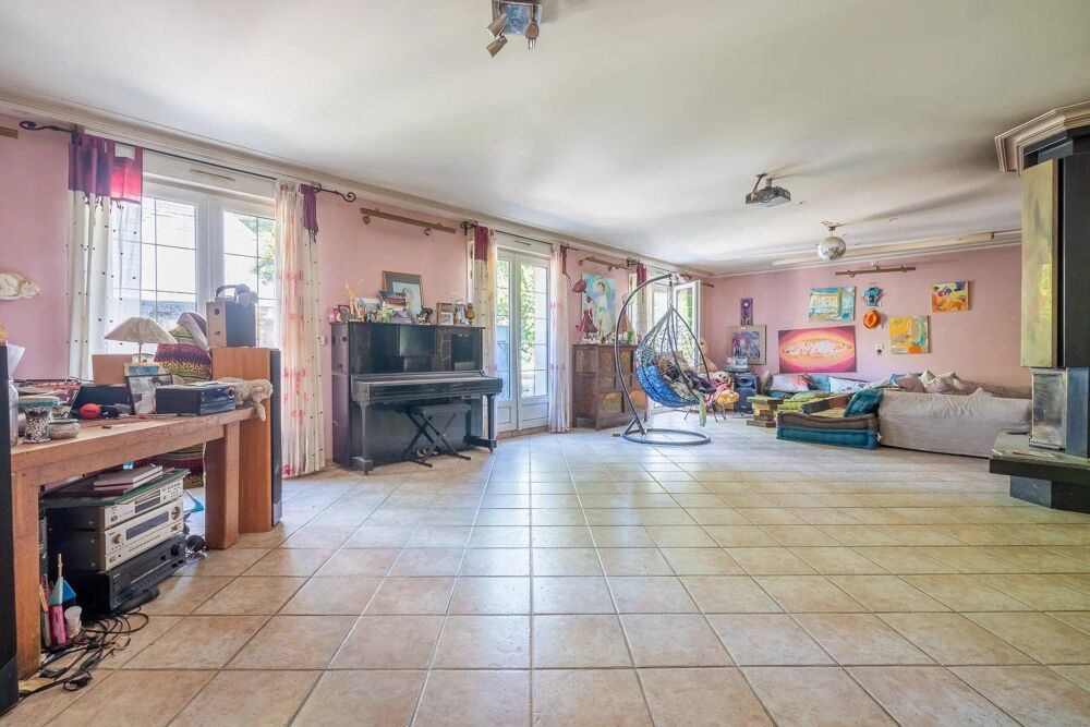 A GAGNY 93220 Maison de 202 m², 8 pièces, 5 chambres, une cuisine fermée construite sur un terrain de 594m2
