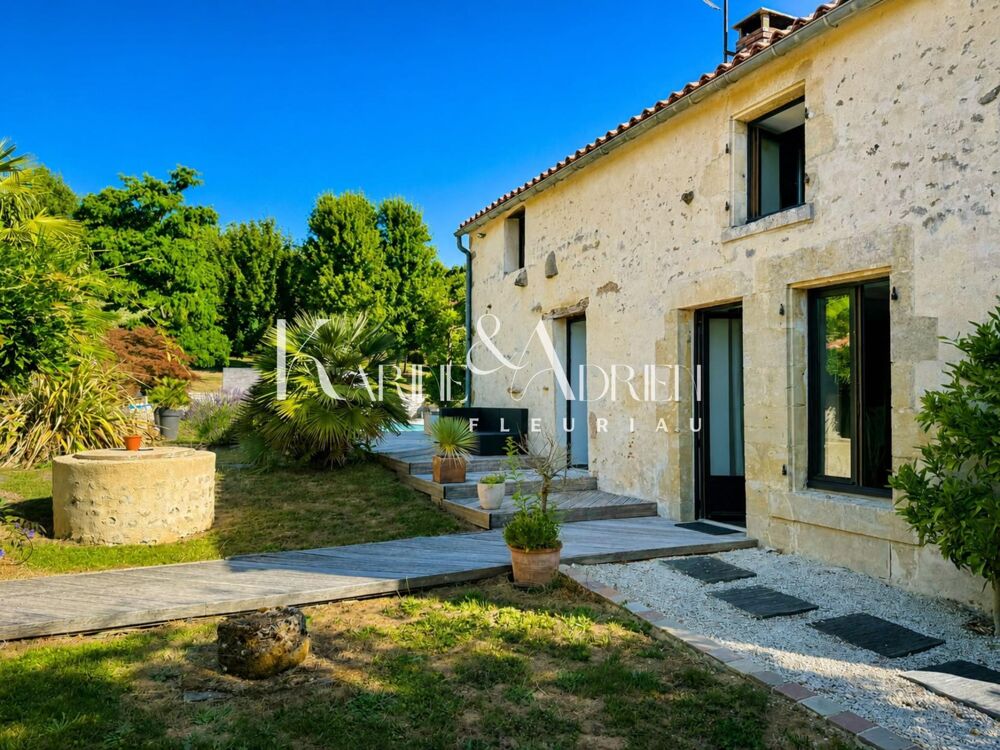 Vente Maison Propriété de caractère avec 4 chambres, garage, préau et piscine. Saint-cyr-des-gats