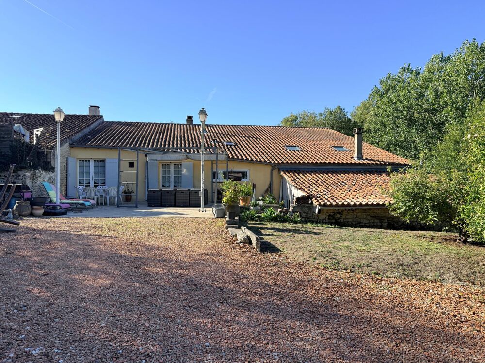 Belle propriété d'environ 195 m2 à Dompierre sur Charente, entre Saintes et Cognac