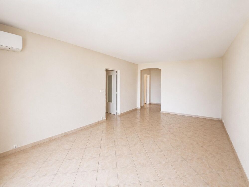 Spacieux appartement proche des commodités avec véranda