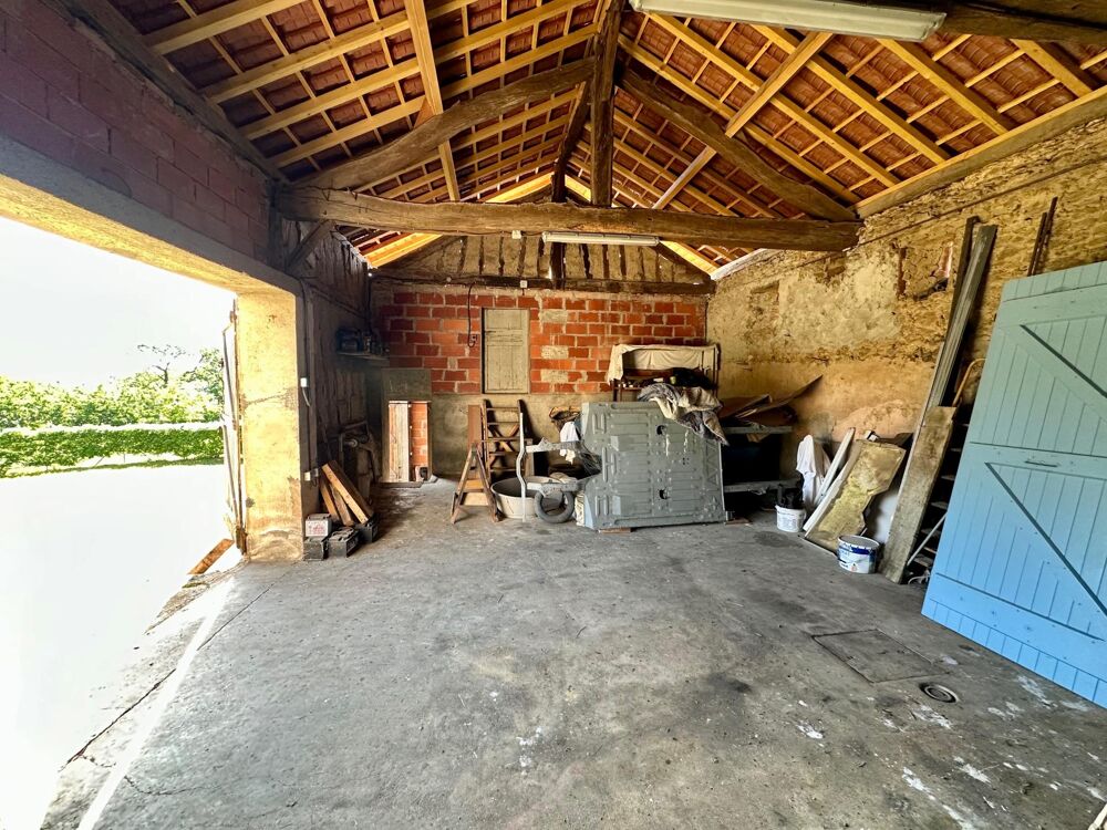 Maison de caractère denviron 185 m² avec nombreuses dépendances et combles aménageables.