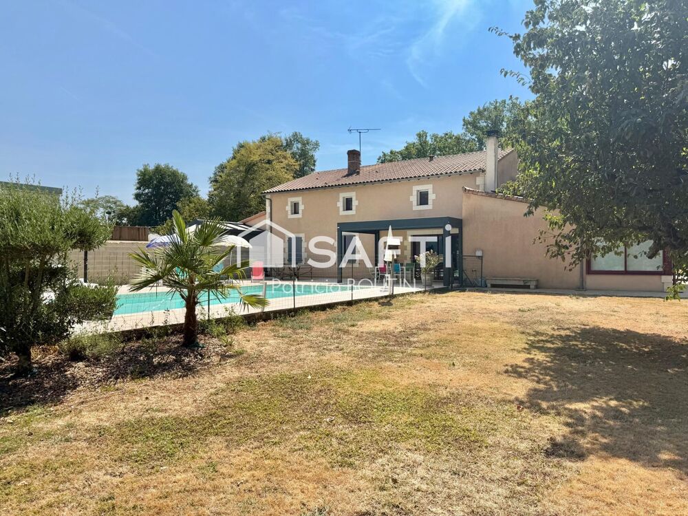 MAISON EN PIERRE 5 CHAMBRES + STUDIO ATTENANT ET PISCINE AVEC JARDIN A LEZAY
