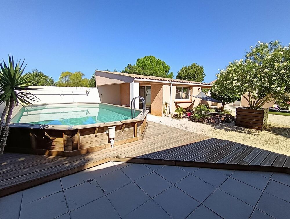 Villa 120m² 4 chambres sur terrain de 996m² avec piscine, double garage et cuisine d'été