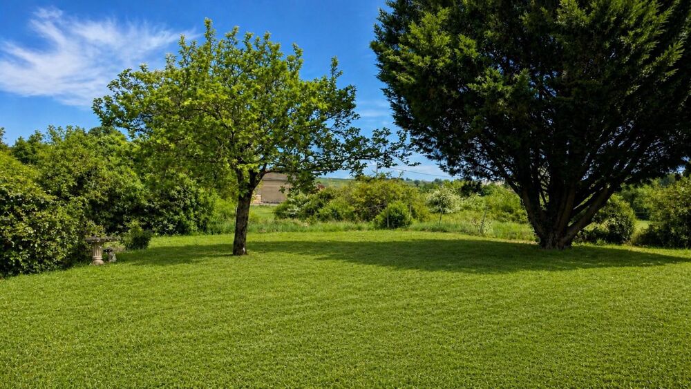Maison au calme avec grand terrain à Cars