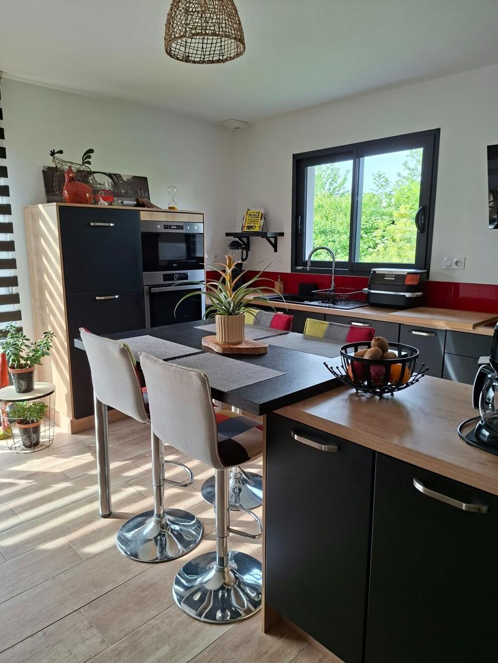 Maison contemporaine dans un environnement de verdure
