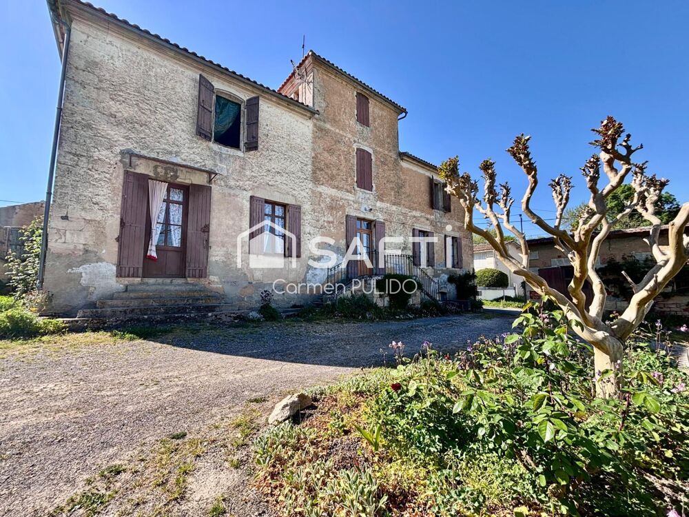 Maison de maître en pierre, mitoyenne, à rénover, offrant un vaste grenier aménageable ainsi que des dépendances : un bien au fo