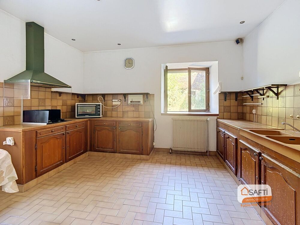 Ancienne auberge du XVIIè siècle avec jardin et dépendances
