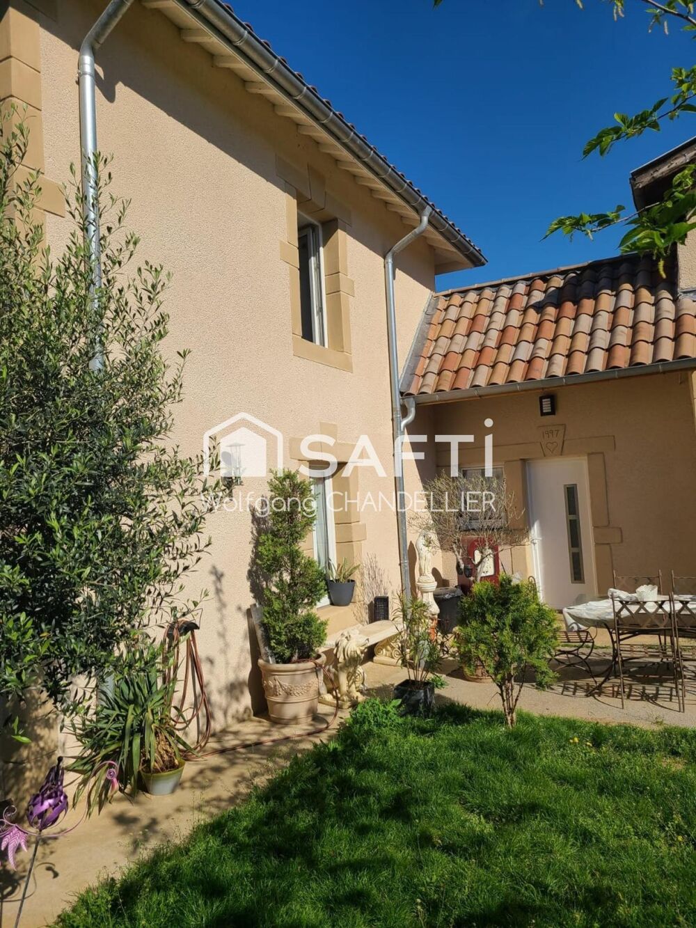 Ensemble immobilier composé d'une maison familliale de 200M² environ et d'une maison de 100M² hors d'eau hors d'air.