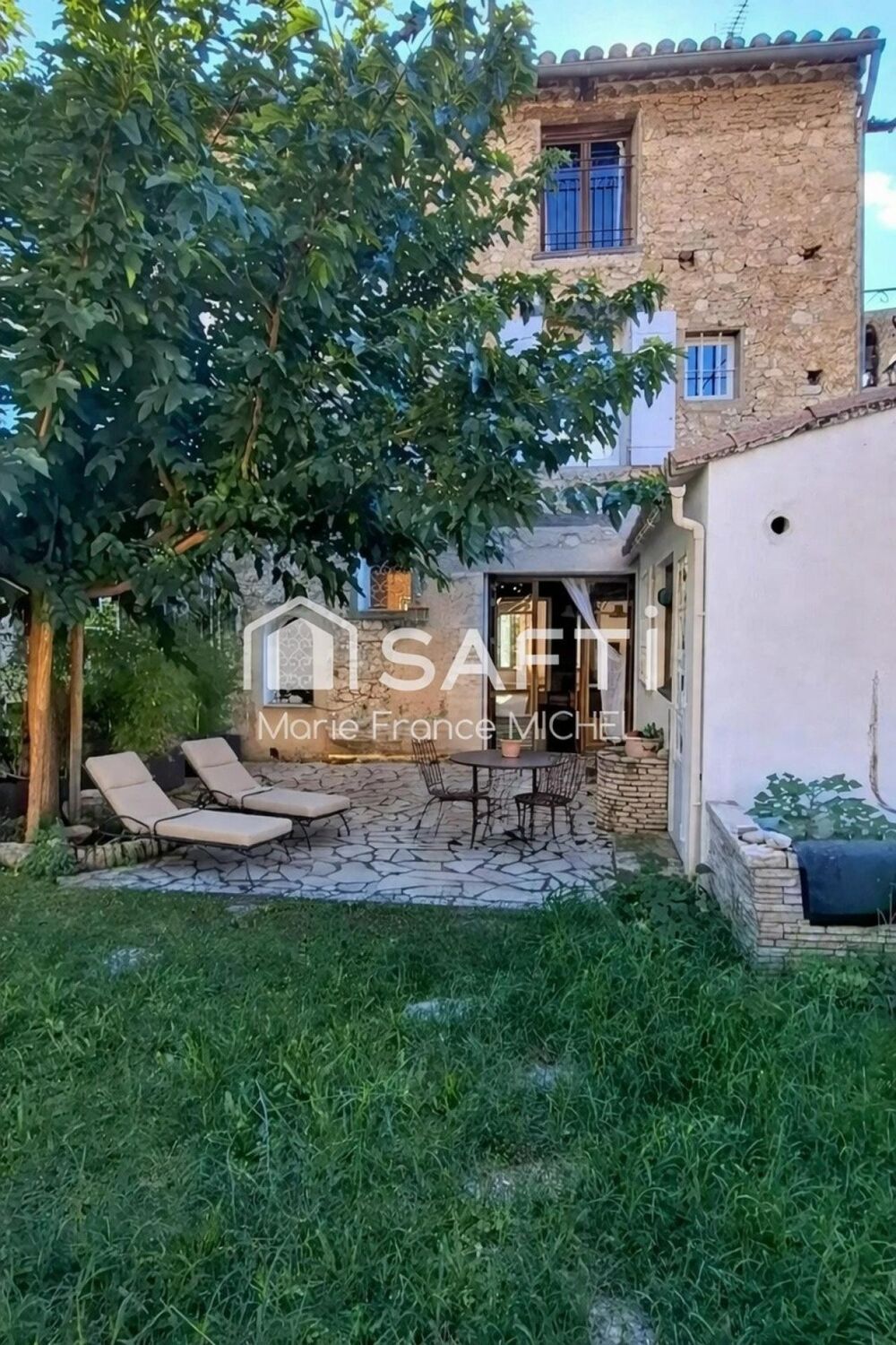 Vente Maison Au cœur de Pernes-les-Fontaines, charmante maison de village pleine d'authenticité.  D'environ 170 m², elle offre 6 pièces dont Pernes-les-fontaines