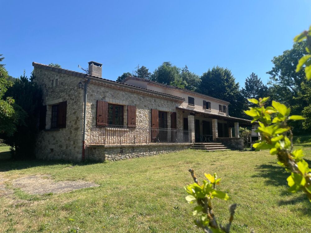 À seulement 1,5 km du centre de Dieulefit, découvrez cette spacieuse maison familiale avec grand terrain et fort potentiel d'amé