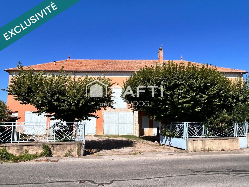 Maison de caractère des années 1930, chargée dhistoire, offrant 250 m² habitables et 150 m² de dépendances : un bien rare aux v