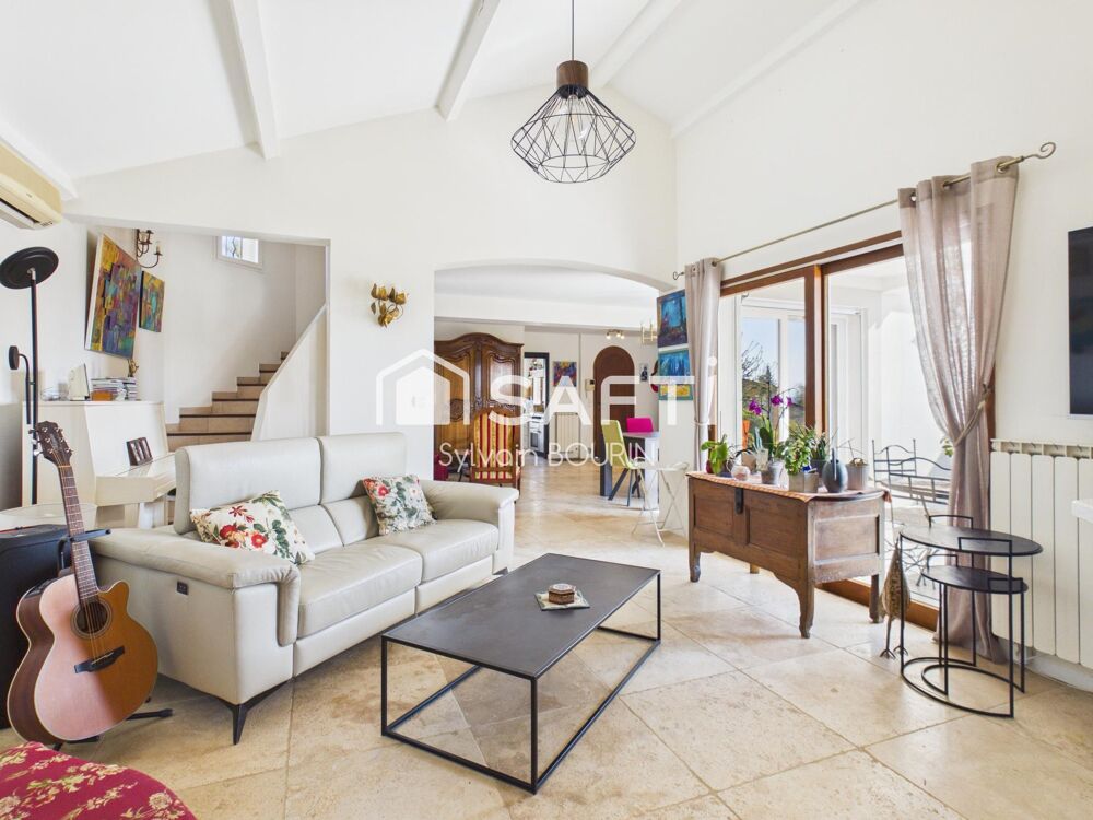 Maison darchitecte 230m2 avec 7 pièces et piscine