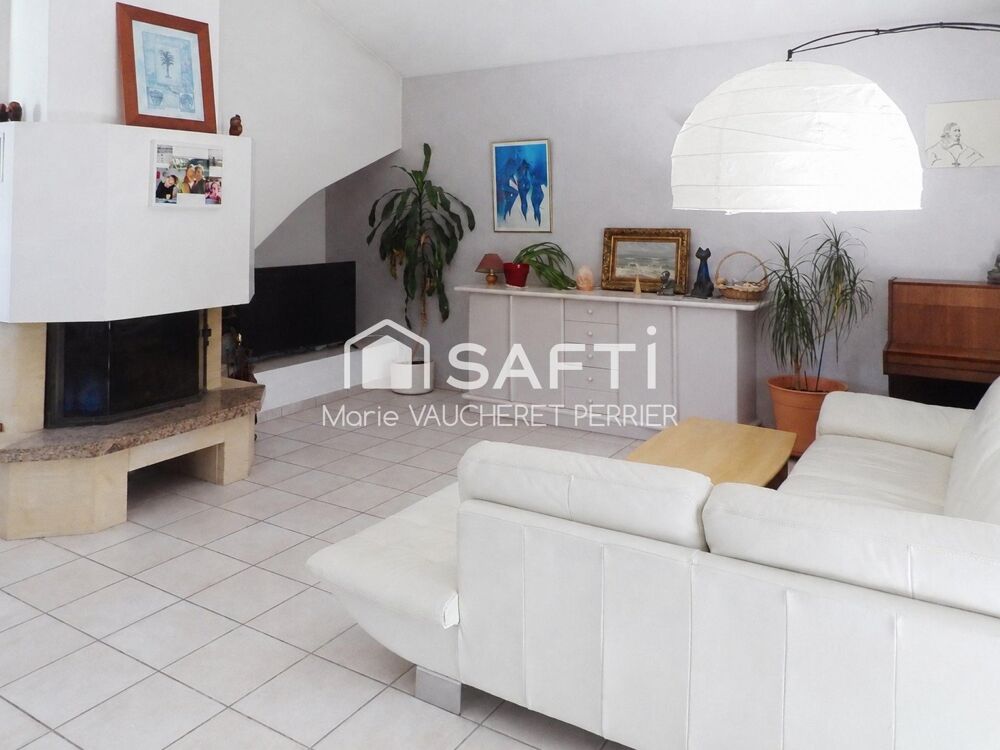 Maison familiale avec double garage et jardin au calme