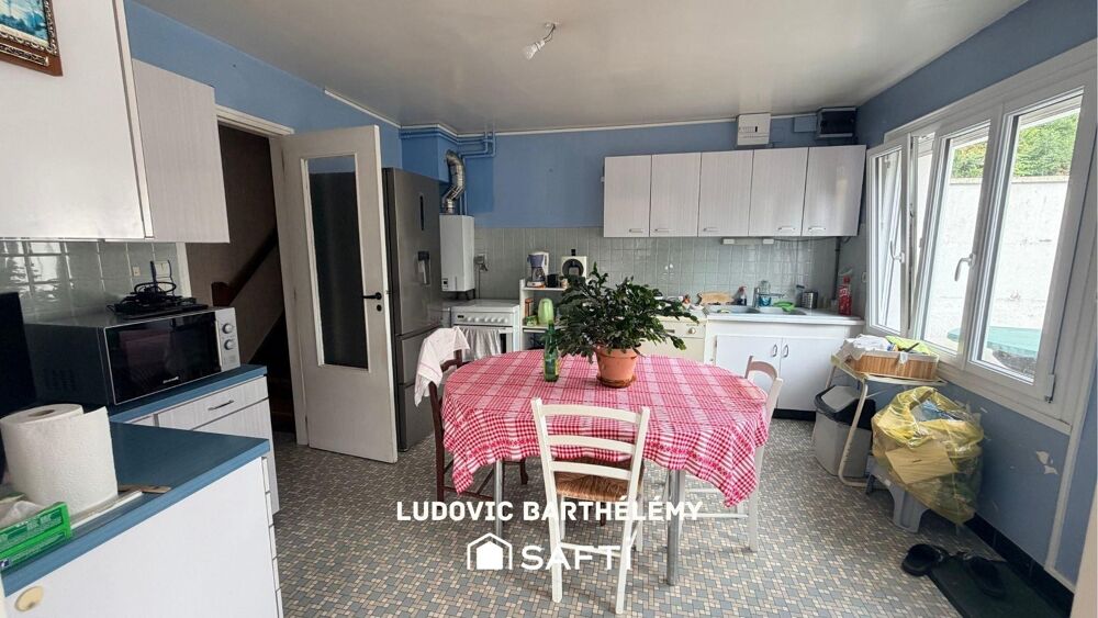 Maison à rafraichir avec jardin et 2 grands garages  Bolbec