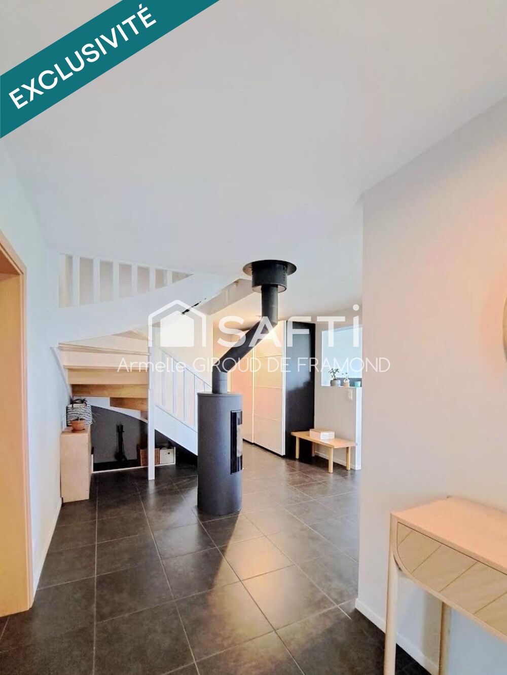 Située à Kembs (68680), cette maison, semi-mitoyenne de 125 m2, 6 pièces, 4 chambres, sur 437 m2 de terrain clôturé, belle terra