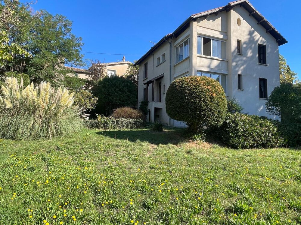 À deux pas du centre de Dieulefit, découvrez cette maison des années 40 offrant un fort potentiel, implantée sur un agréable ter