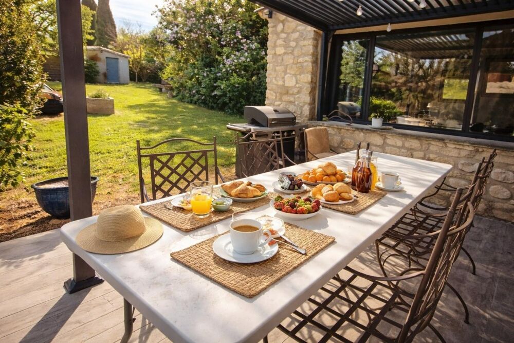 Un art de vivre rare au coeur de la Provence À quelques minutes de L'Isle-sur-la-Sorgue, ce mas en pierre de 274 m² incarne lélé