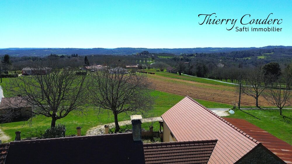 Corps de ferme avec terrain plat en campagne.