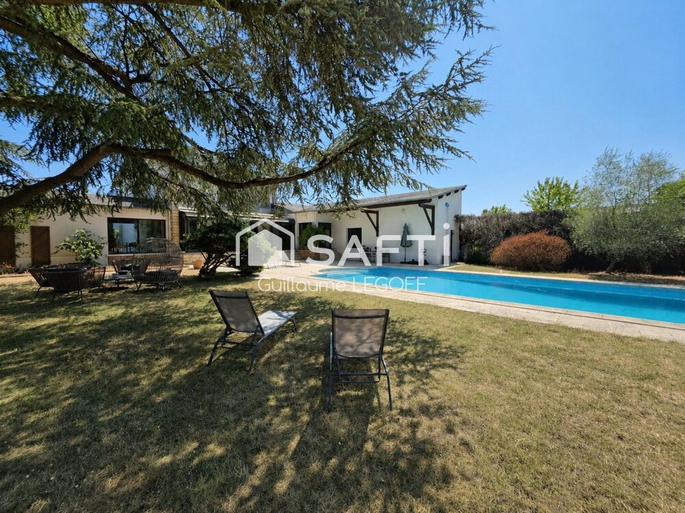 Propriété d'exception avec piscine et tennis