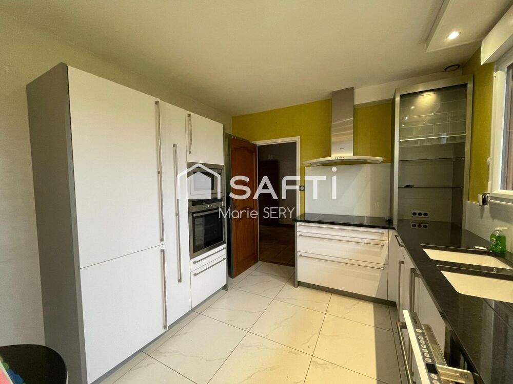 Maison familiale de qualité avec sous-sol complet