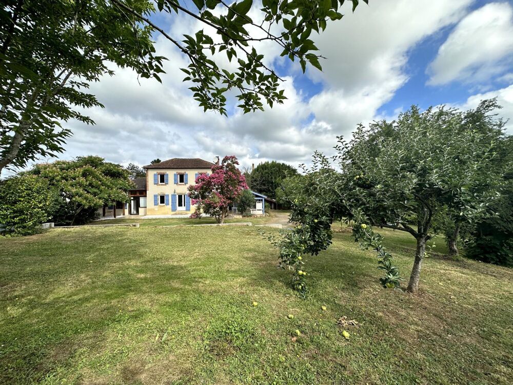 Vente Maison Maison de caractère d'environ 184m² comprenant un gîte indépendant sur un terrain arboré et clos de 3000m². Nogaro